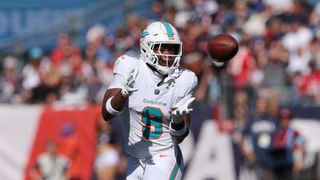 These 3 Teams Should Trade For Jonnu Smith (NFL). Photo by Paul Rutherford-Imagn Images
